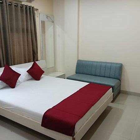 אינדורה Hotel Tirupati Palace מראה חיצוני תמונה