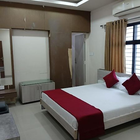 אינדורה Hotel Tirupati Palace מראה חיצוני תמונה