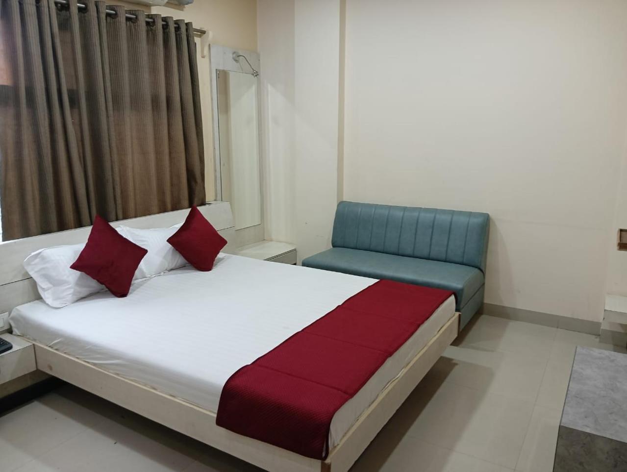אינדורה Hotel Tirupati Palace מראה חיצוני תמונה