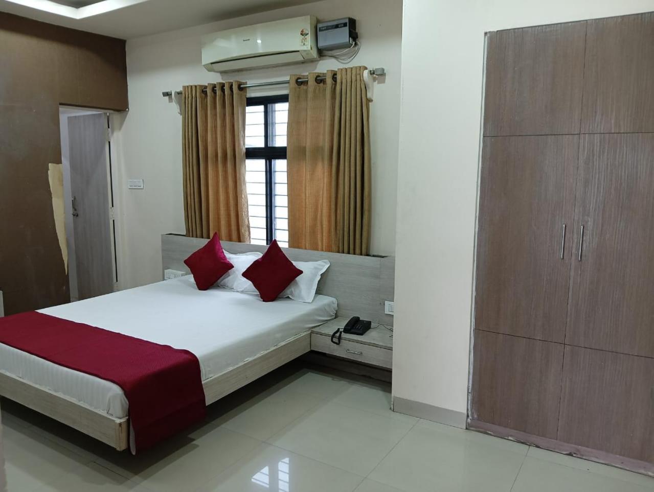 אינדורה Hotel Tirupati Palace מראה חיצוני תמונה