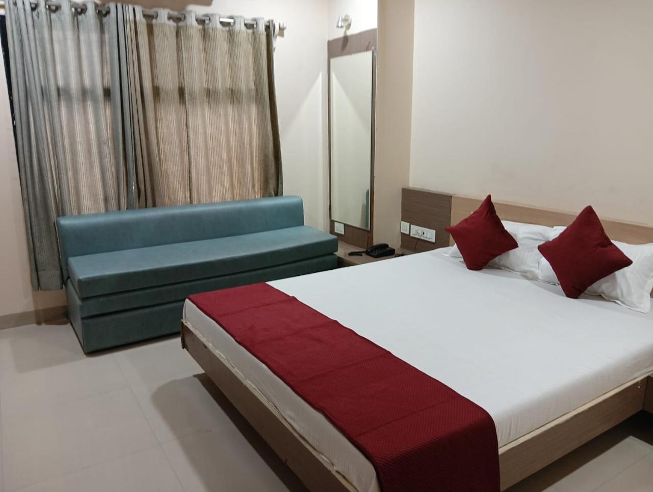 אינדורה Hotel Tirupati Palace מראה חיצוני תמונה