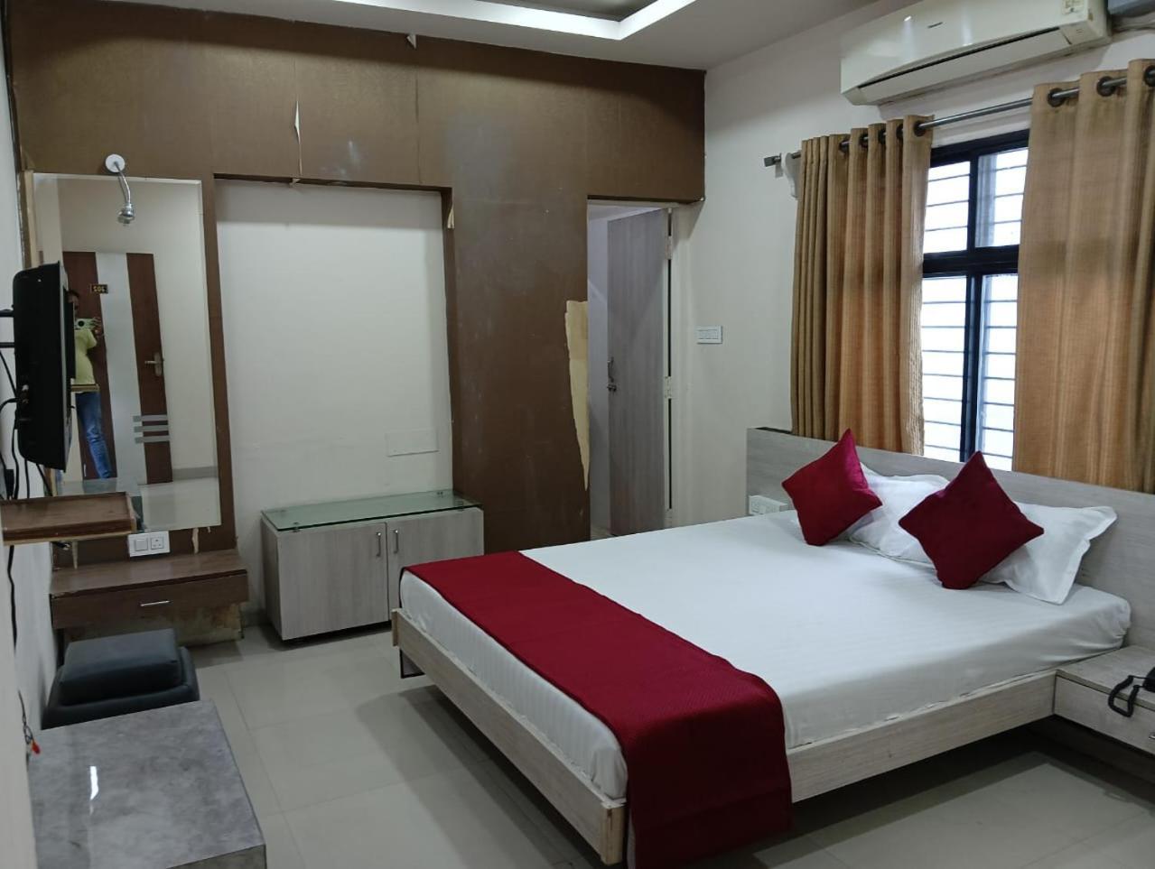 אינדורה Hotel Tirupati Palace מראה חיצוני תמונה