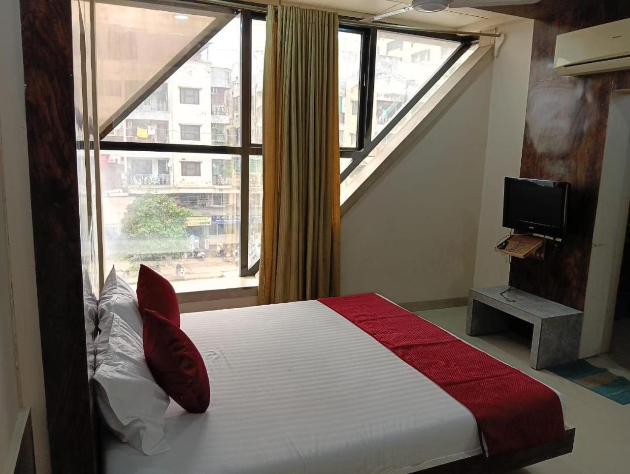 אינדורה Hotel Tirupati Palace מראה חיצוני תמונה