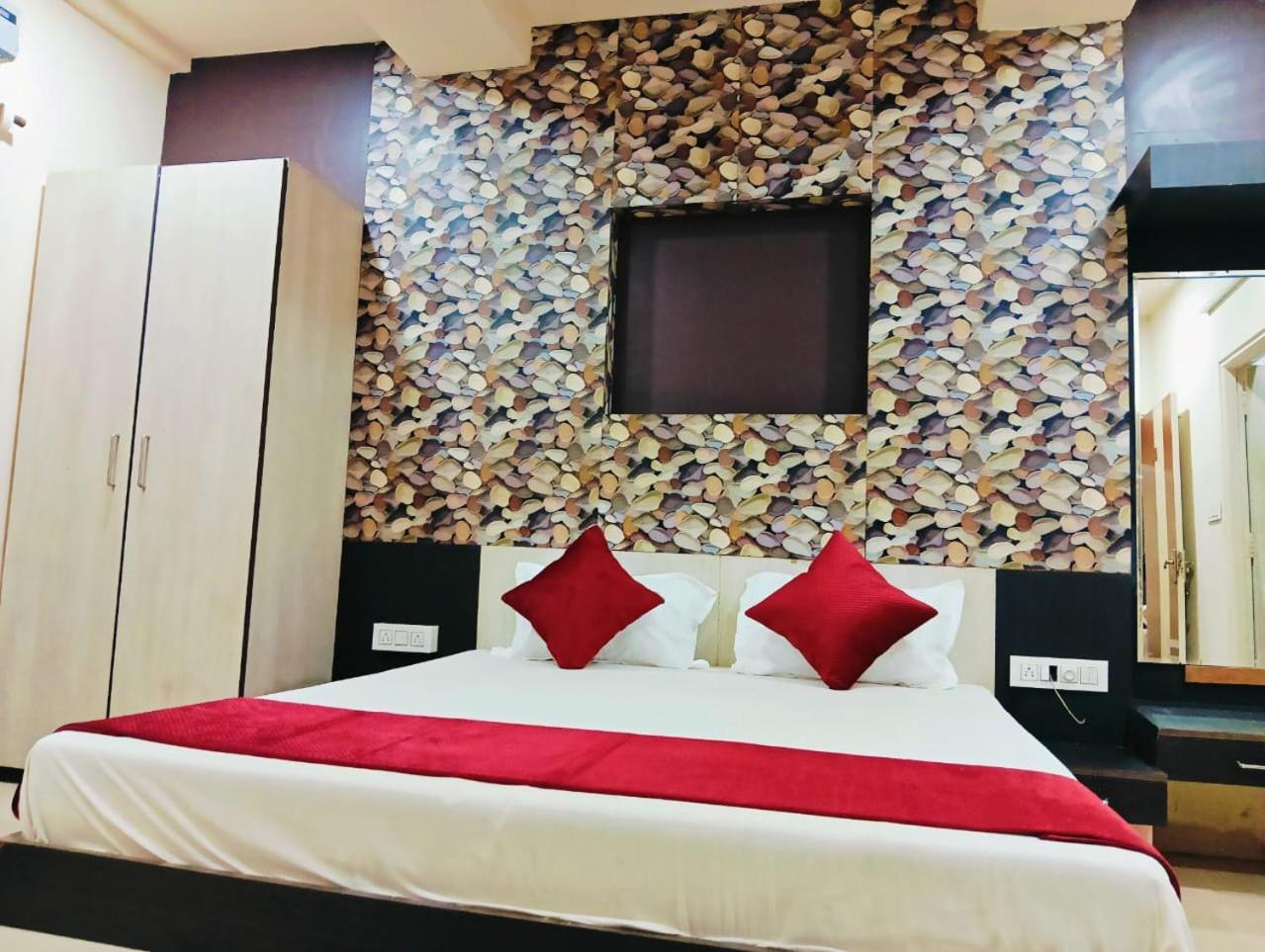 אינדורה Hotel Tirupati Palace מראה חיצוני תמונה