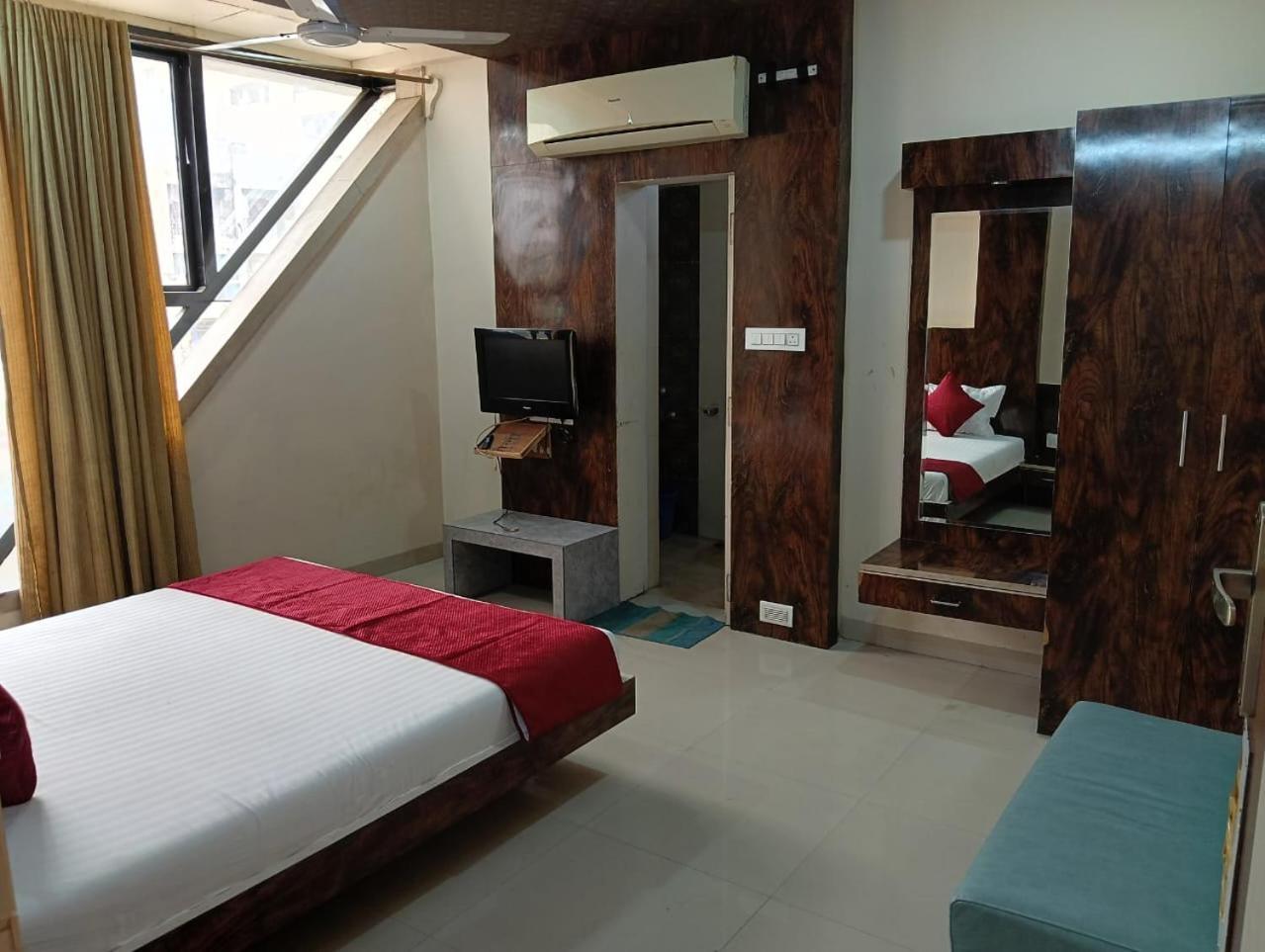 אינדורה Hotel Tirupati Palace מראה חיצוני תמונה