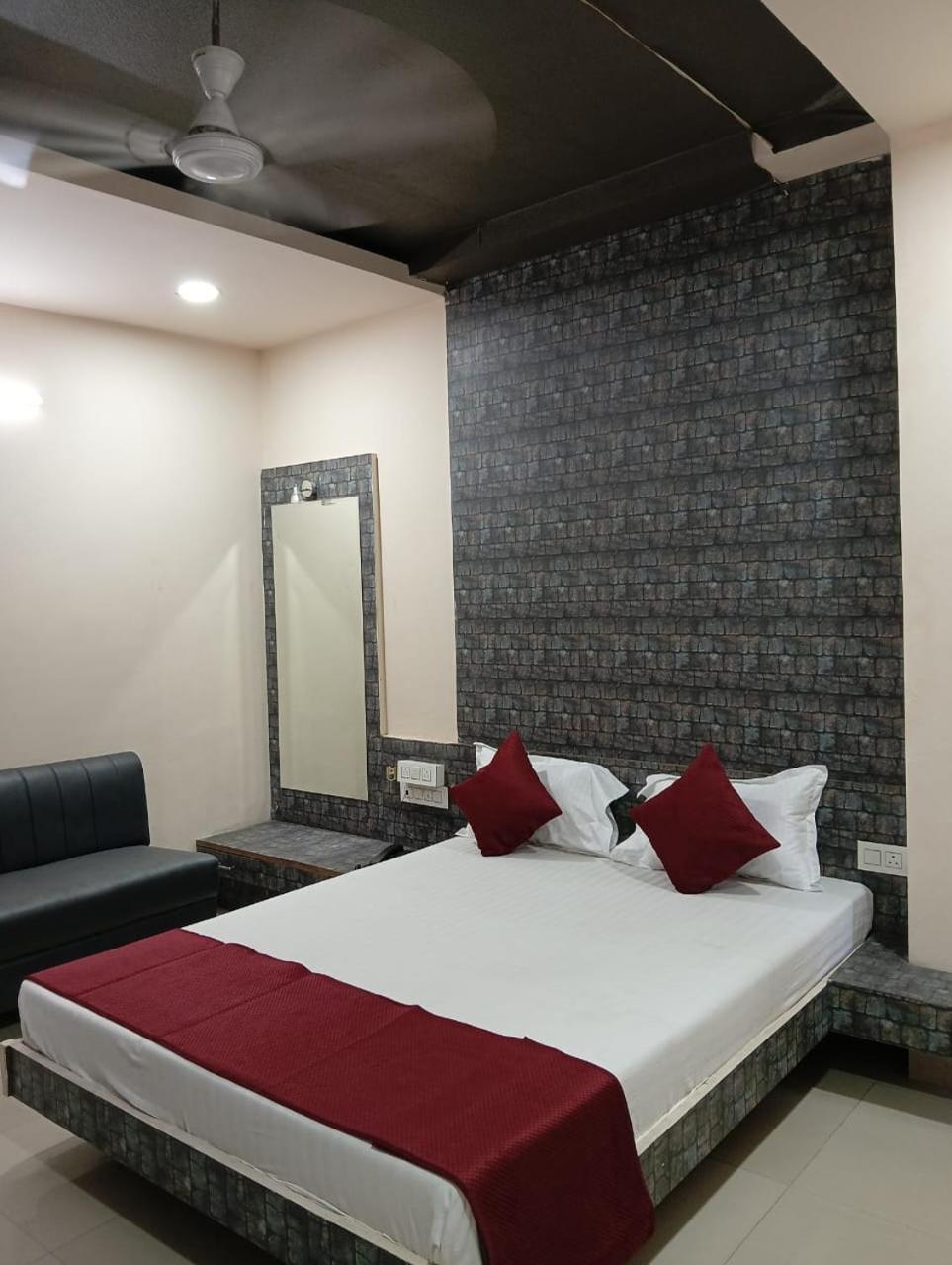 אינדורה Hotel Tirupati Palace מראה חיצוני תמונה